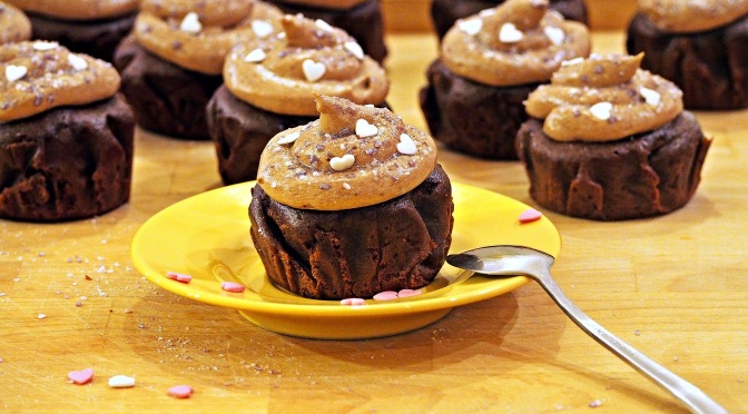 Muffinki czekoladowe z kremem budyniowym.